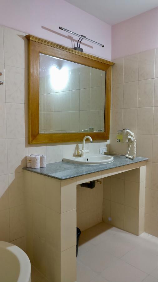 Sai Towers Hotel Puttaparthi Ngoại thất bức ảnh